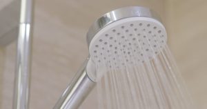 beneficios de ducharse con agua caliente