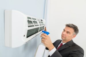 limpiar los filtros de un equipo de climatización por aire